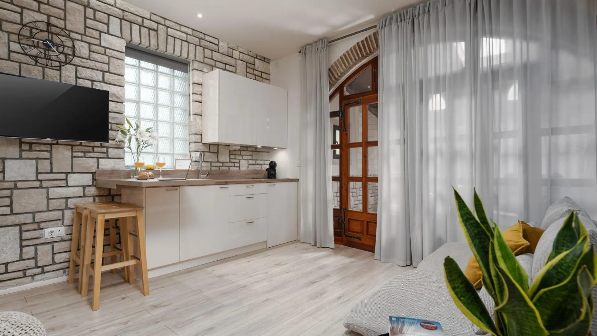 Luxe Studio Mr.M 2 Pula 0*,  Hırvatistan